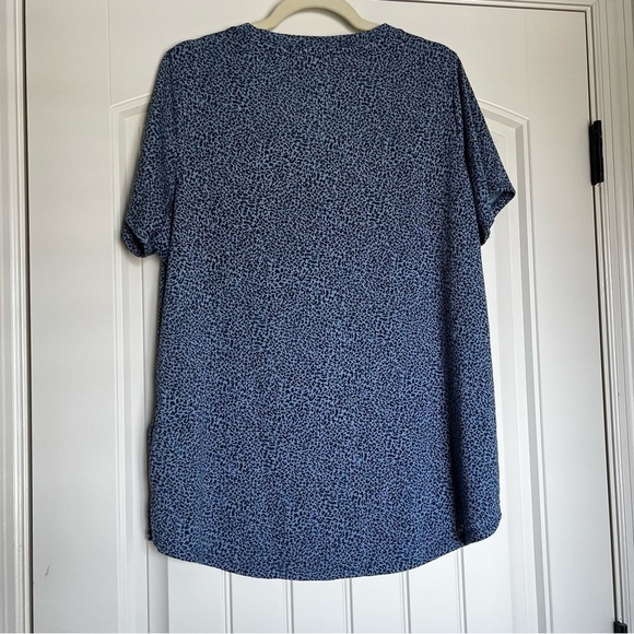 Athleta Breezy Scoop V-Neck Tee Navy Blue Animal Print. - Picture 2 of 5
